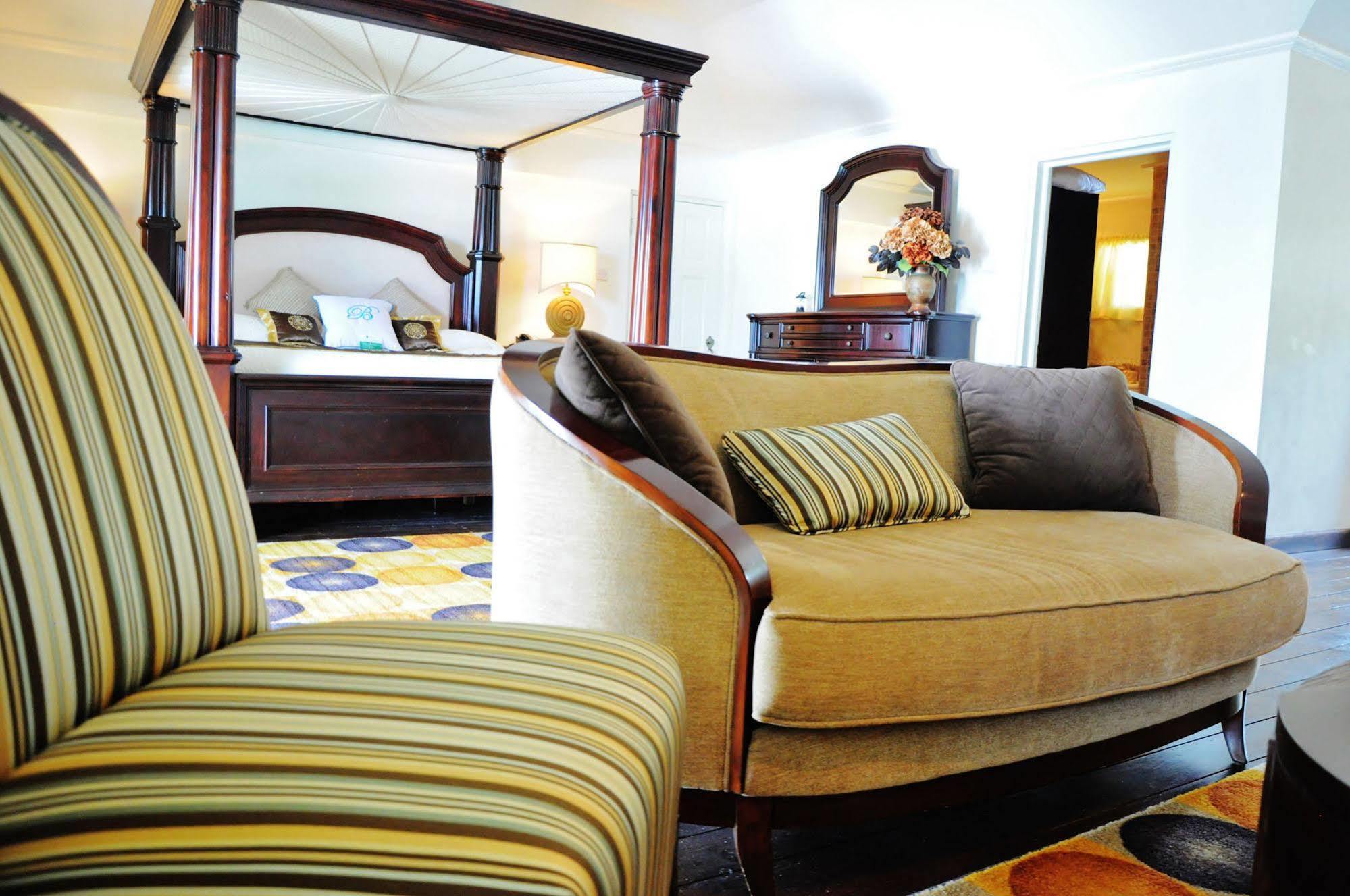 Beachcombers Hotel Saint Vincent Buitenkant foto