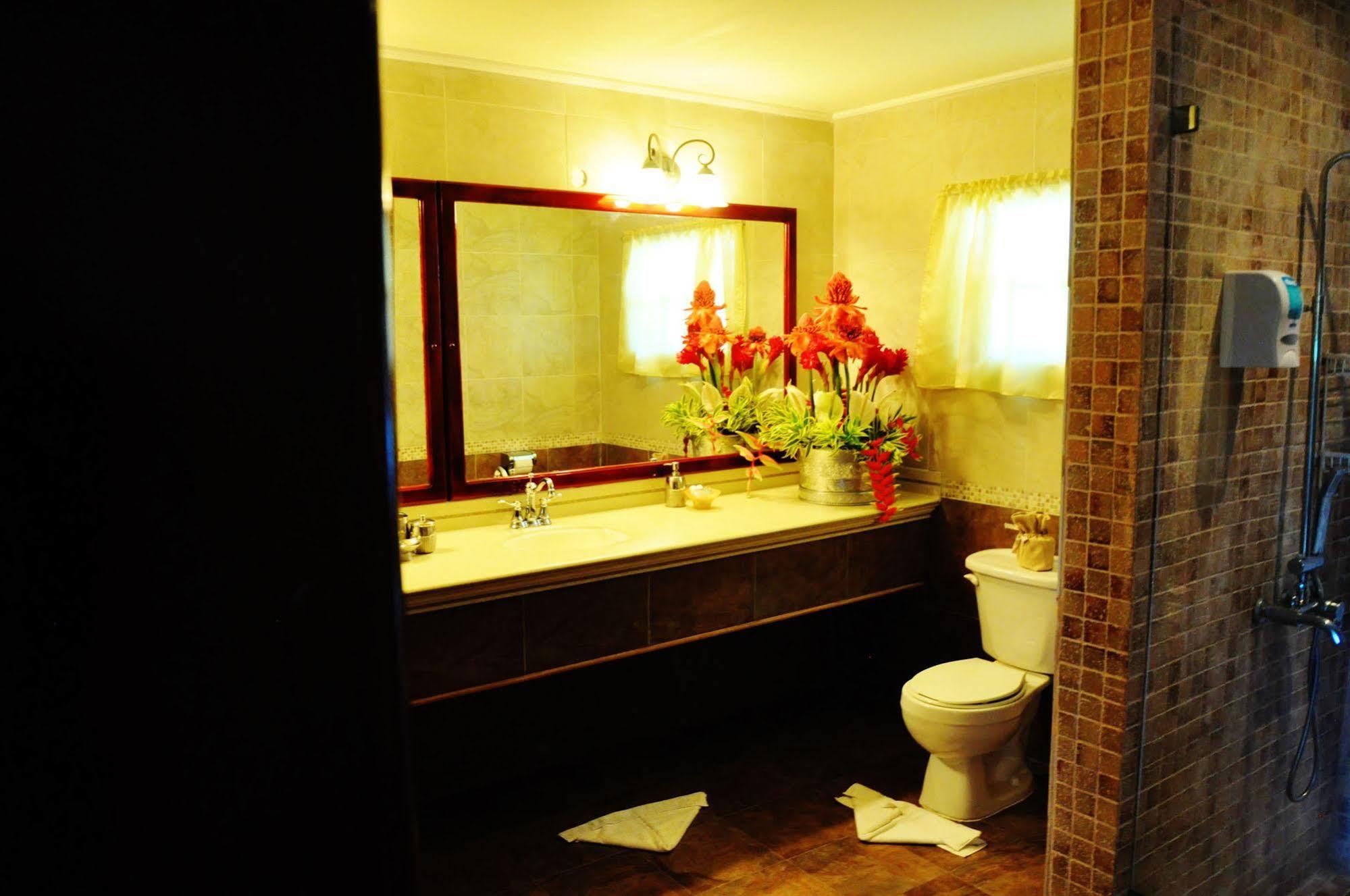 Beachcombers Hotel Saint Vincent Buitenkant foto