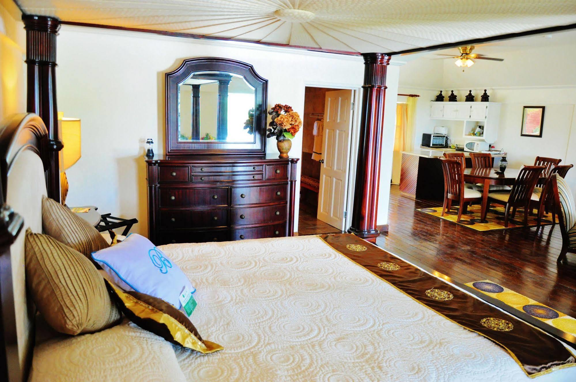Beachcombers Hotel Saint Vincent Buitenkant foto